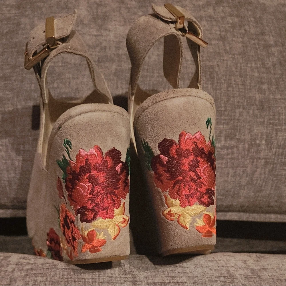 Kenneth Cole Orla Boho Floral Beige Wedge Sandals Size 9